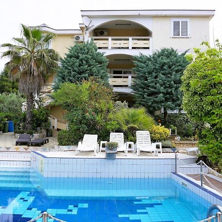 Villa Latina With 6 Apartments And A Shared Pool Vir Ngoại thất bức ảnh