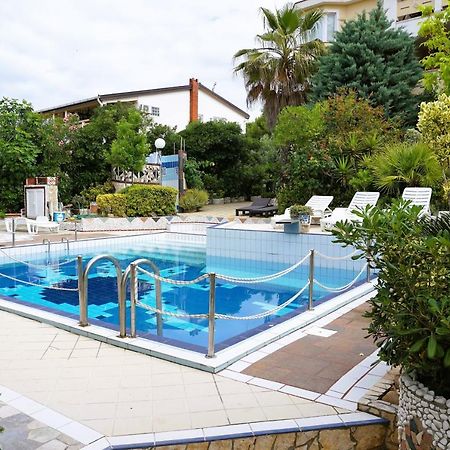 Villa Latina With 6 Apartments And A Shared Pool Vir Ngoại thất bức ảnh