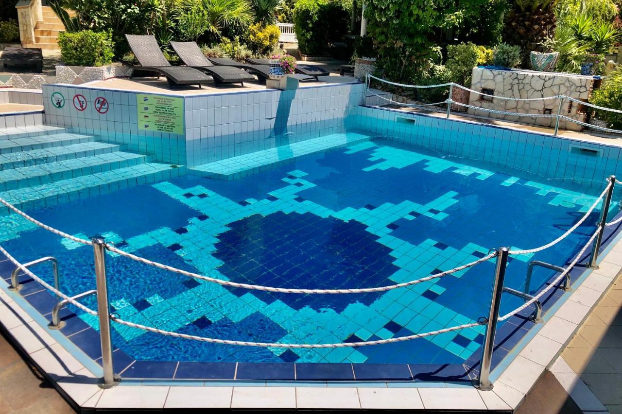 Villa Latina With 6 Apartments And A Shared Pool Vir Ngoại thất bức ảnh