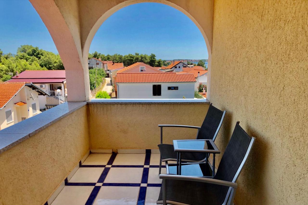 Villa Latina With 6 Apartments And A Shared Pool Vir Ngoại thất bức ảnh