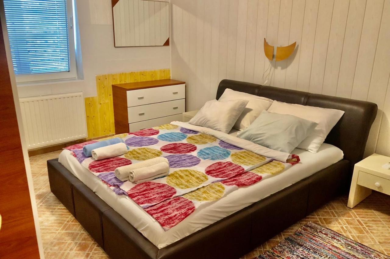 Villa Latina With 6 Apartments And A Shared Pool Vir Ngoại thất bức ảnh