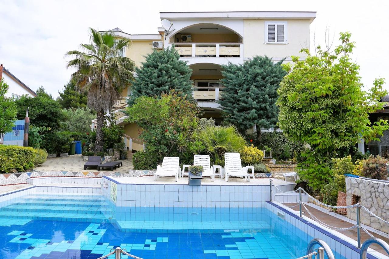 Villa Latina With 6 Apartments And A Shared Pool Vir Ngoại thất bức ảnh