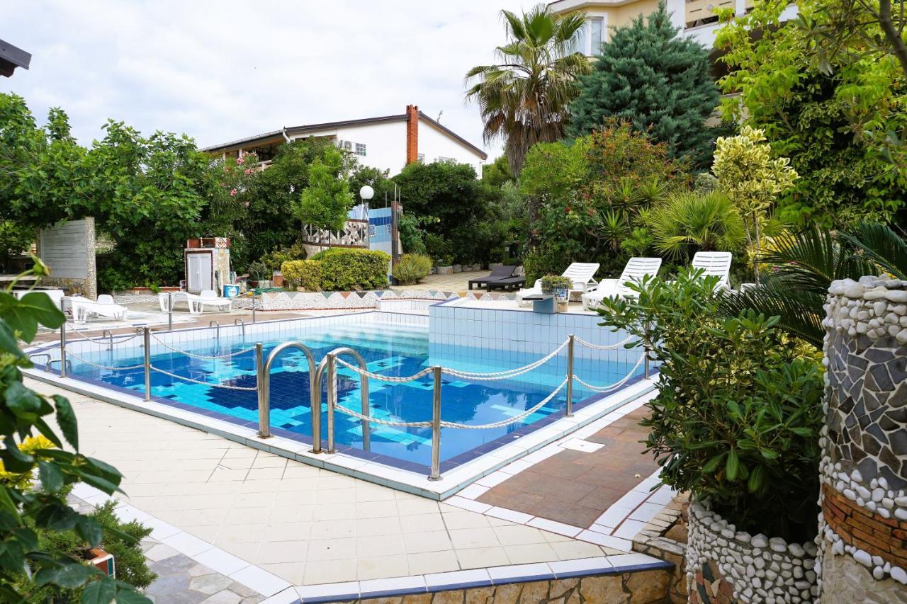 Villa Latina With 6 Apartments And A Shared Pool Vir Ngoại thất bức ảnh