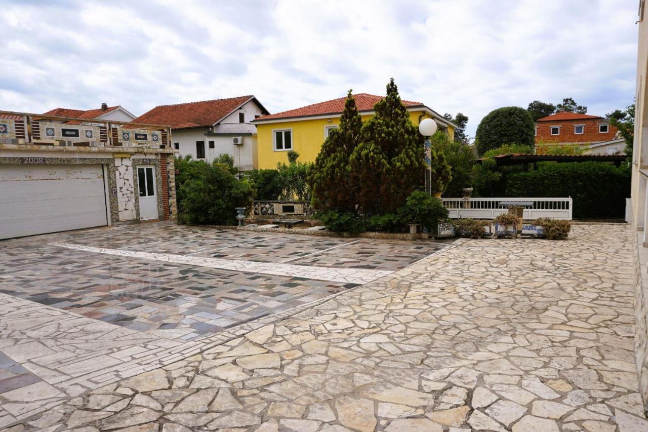 Villa Latina With 6 Apartments And A Shared Pool Vir Ngoại thất bức ảnh