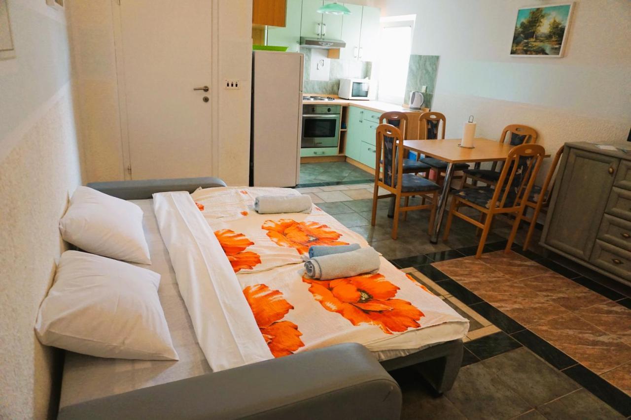 Villa Latina With 6 Apartments And A Shared Pool Vir Ngoại thất bức ảnh