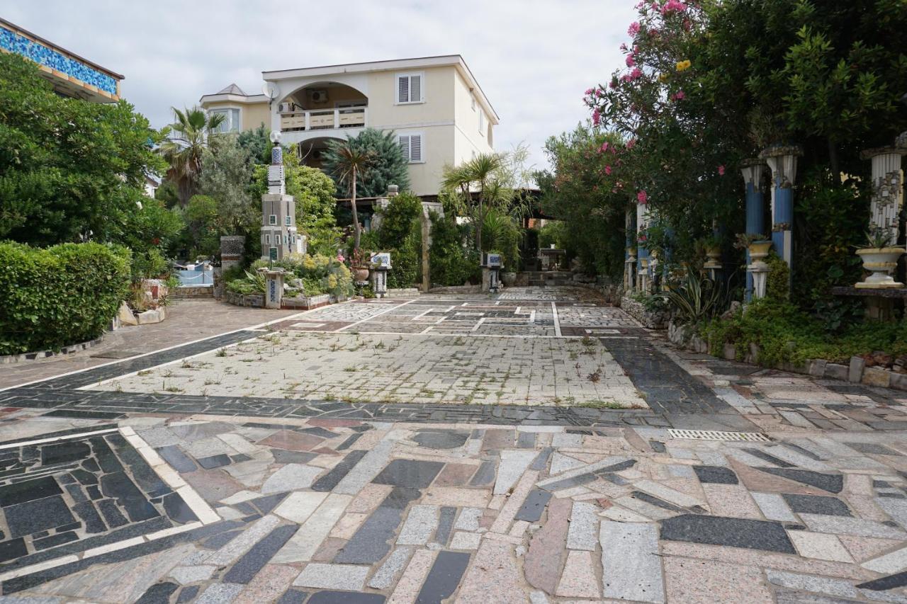 Villa Latina With 6 Apartments And A Shared Pool Vir Ngoại thất bức ảnh