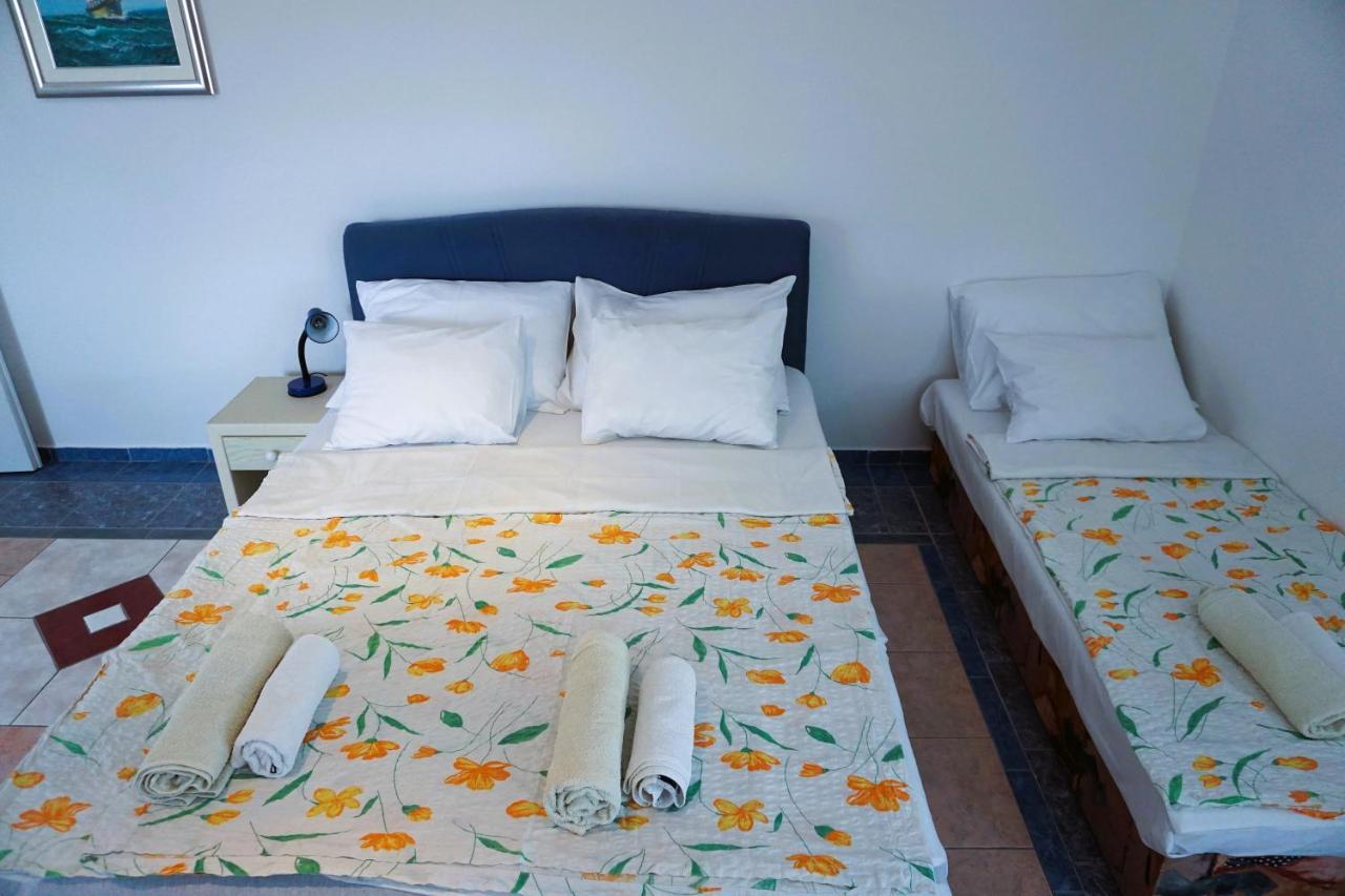 Villa Latina With 6 Apartments And A Shared Pool Vir Ngoại thất bức ảnh