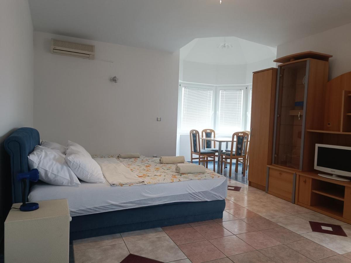 Villa Latina With 6 Apartments And A Shared Pool Vir Ngoại thất bức ảnh