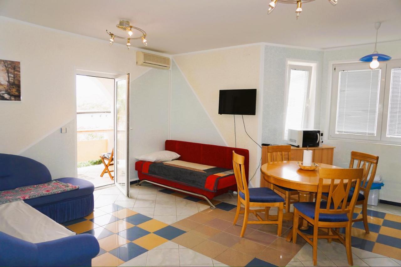 Villa Latina With 6 Apartments And A Shared Pool Vir Ngoại thất bức ảnh