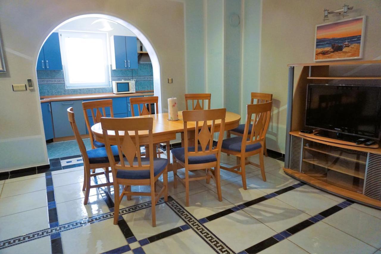 Villa Latina With 6 Apartments And A Shared Pool Vir Ngoại thất bức ảnh