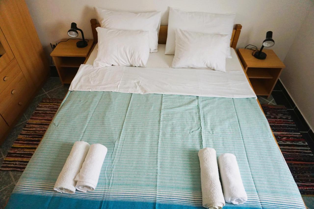 Villa Latina With 6 Apartments And A Shared Pool Vir Ngoại thất bức ảnh