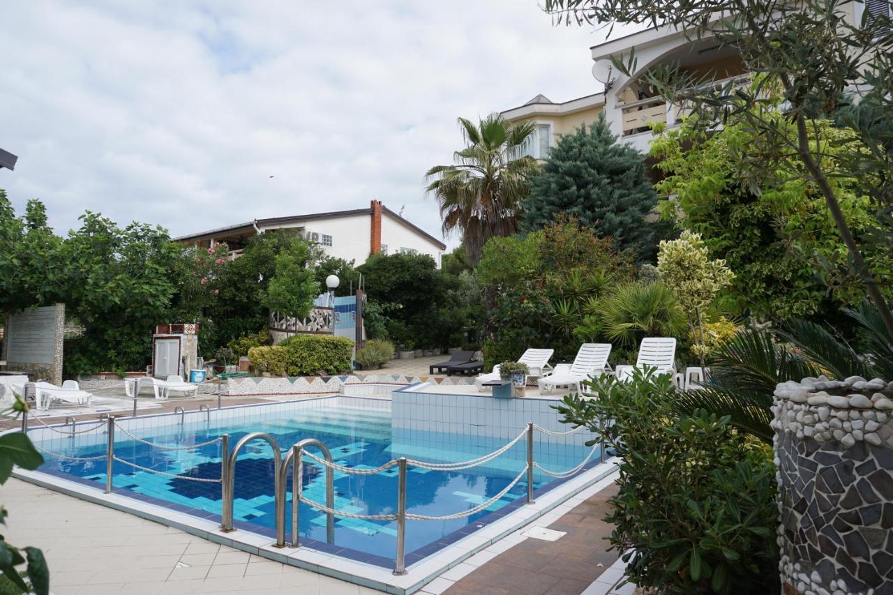 Villa Latina With 6 Apartments And A Shared Pool Vir Ngoại thất bức ảnh