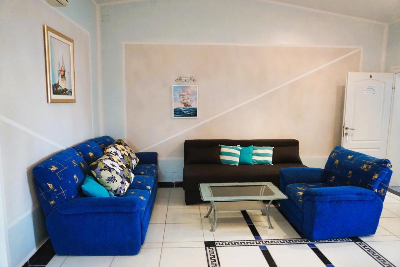 Villa Latina With 6 Apartments And A Shared Pool Vir Ngoại thất bức ảnh