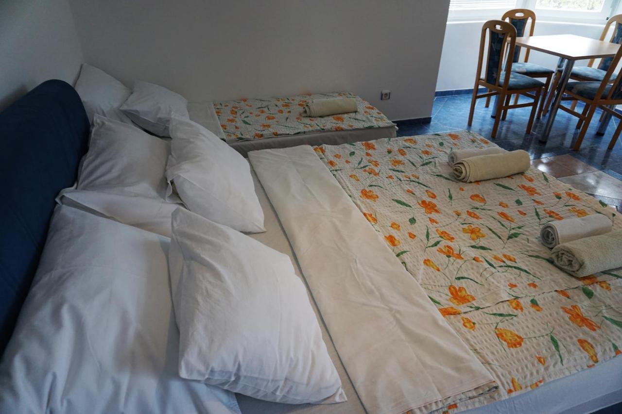 Villa Latina With 6 Apartments And A Shared Pool Vir Ngoại thất bức ảnh