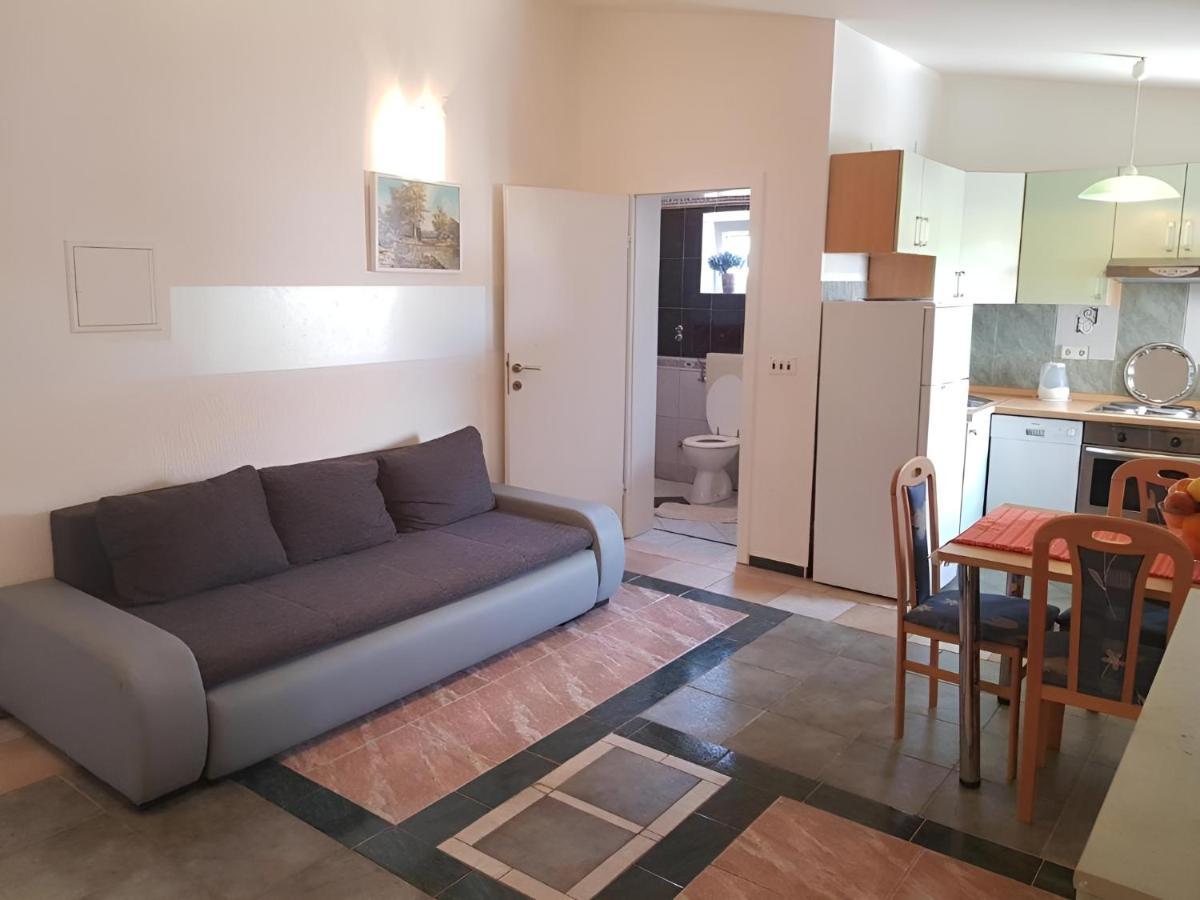Villa Latina With 6 Apartments And A Shared Pool Vir Ngoại thất bức ảnh